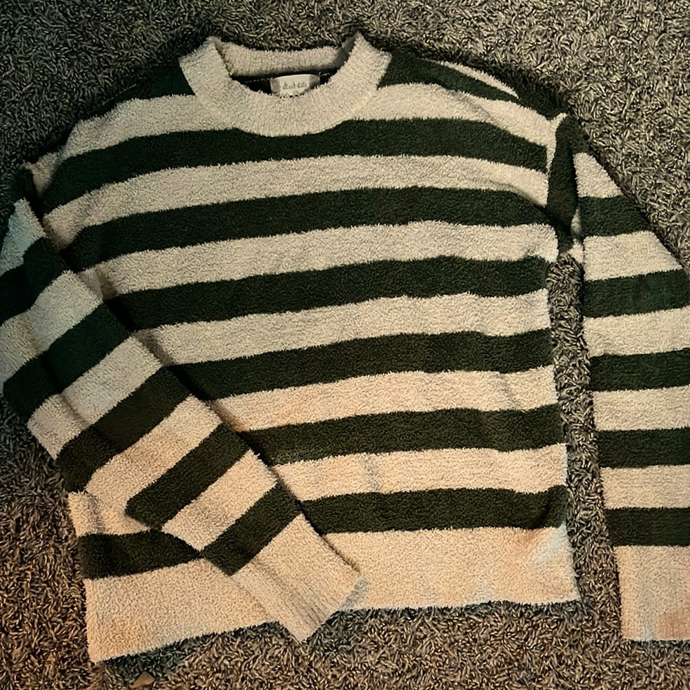 The size is and XS from altar’d state. Its cream white And moss green.